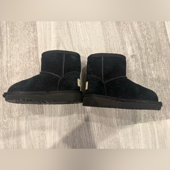 UGG Kids Classic Black Boots with snap closure - Picture 6 of 6